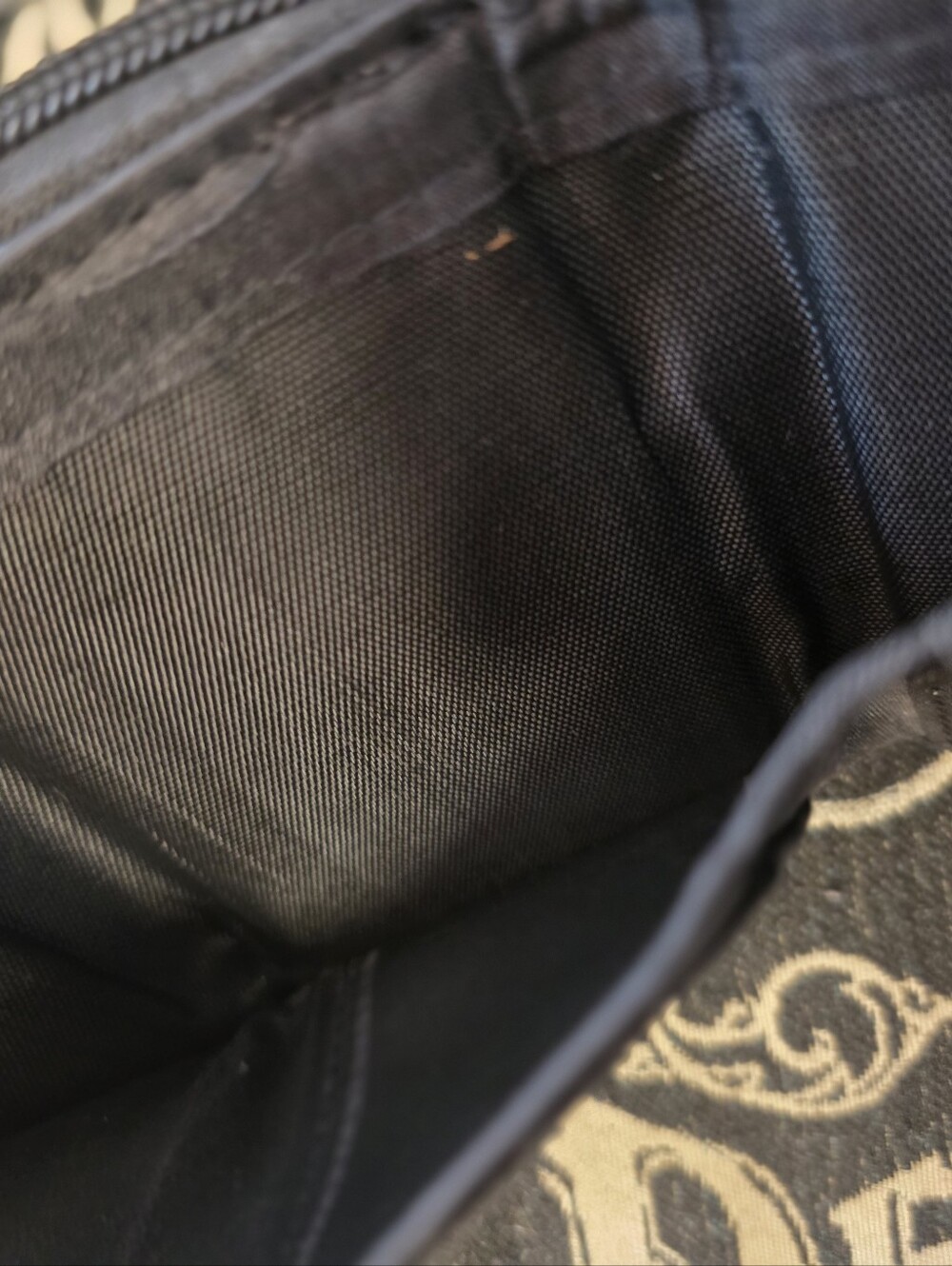 Black Compact Trifold Wallet with ID Window - Picture 3 of 4